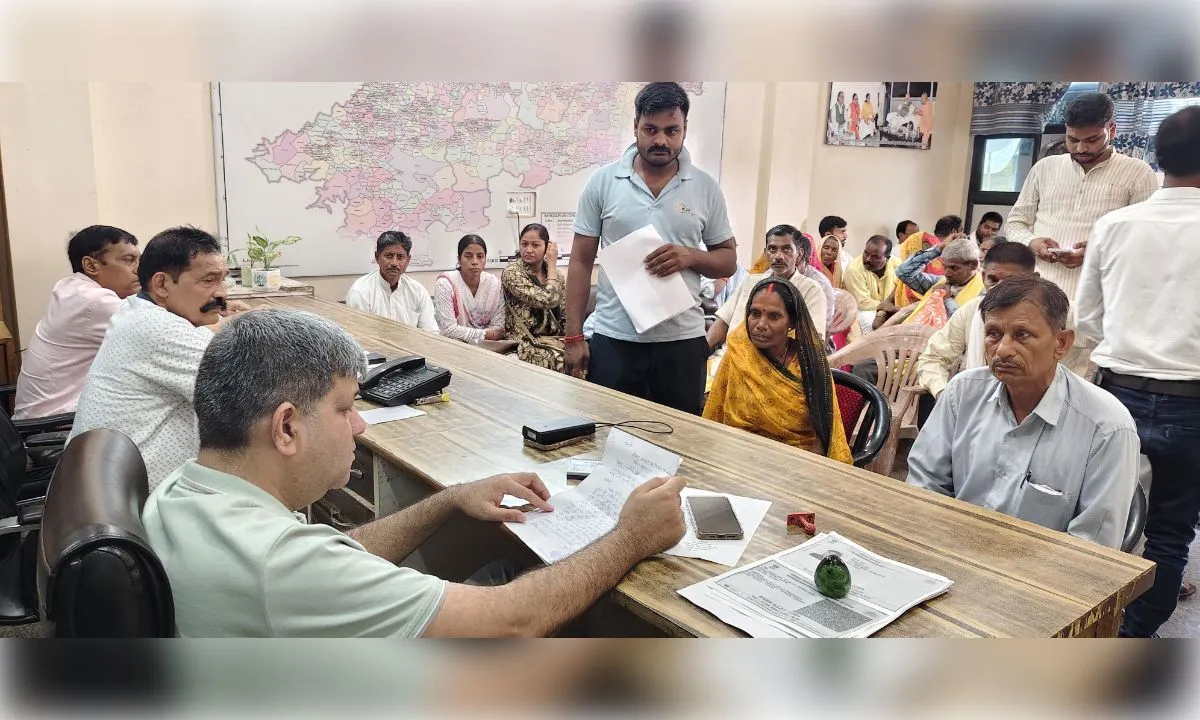  जनसंवाद में मंत्री आशीष पटेल ने सुनीं सैकड़ों फरियादें