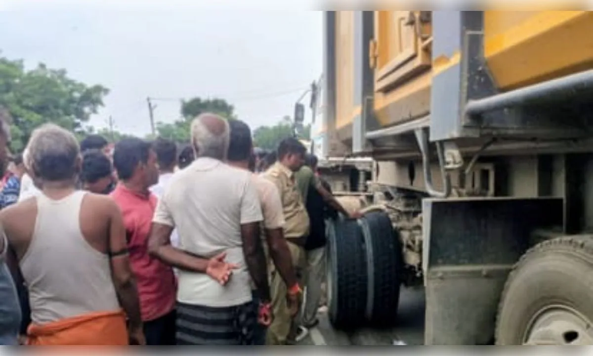 बांदा: तेज रफ्तार डंपर ने बुजुर्ग को कुचला, मौत के बाद हाइवे जाम