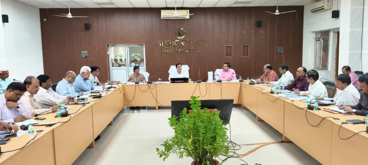 किसी भी परियोजना का कार्य धन के अभाव में प्रभावित नहीं होना चाहिए - मंडलायुक्त 