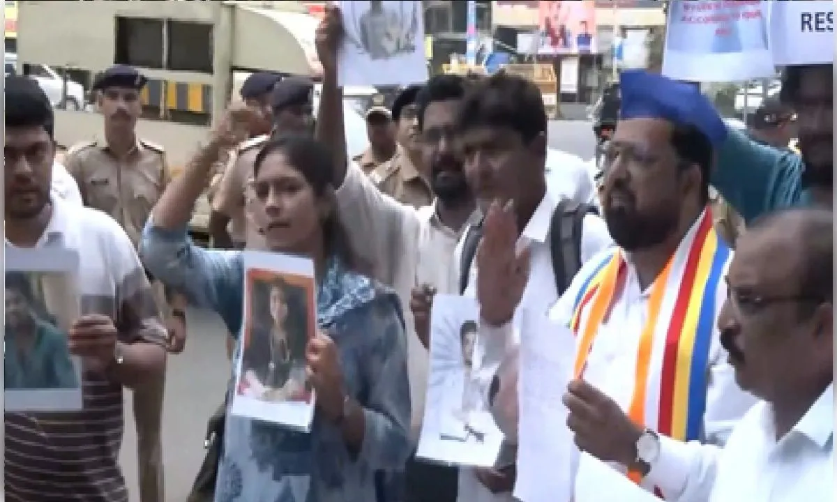 आईआईटी बॉम्बे के बाहर प्रदर्शन कर रहे छात्र हिरासत में, क्राइम ब्रांच ने संभाली जांच