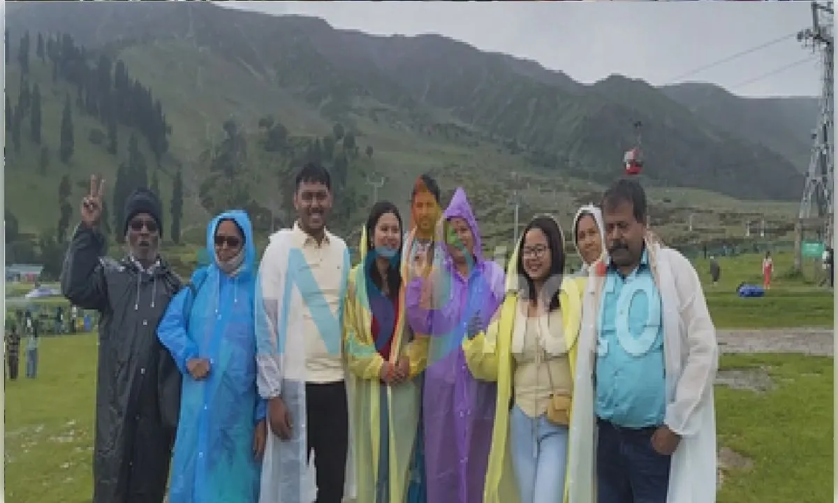 गुलमर्ग में उमड़ी पर्यटकों की भीड़, खूबसूरती और मेहमाननवाजी के मुरीद हुए सैलानी