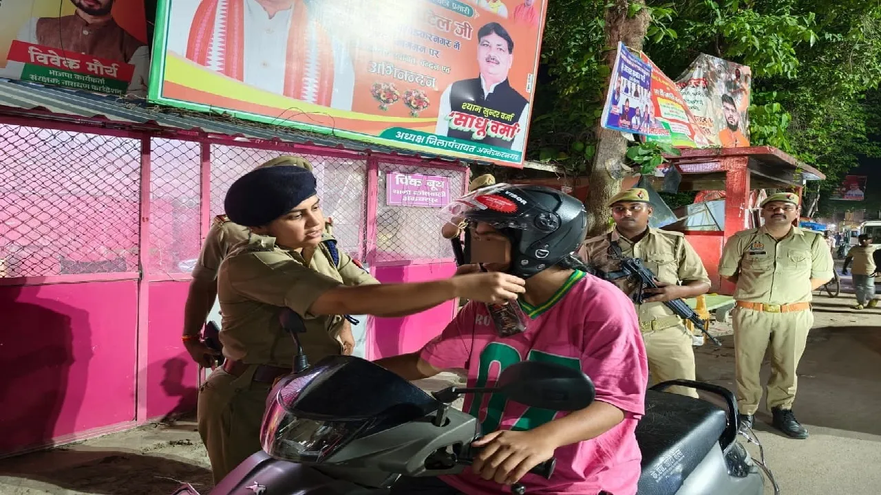 अकबरपुर में एसपी प्राची सिंह ने बांटे हेलमेट, यातायात नियमों के पालन की अपील
