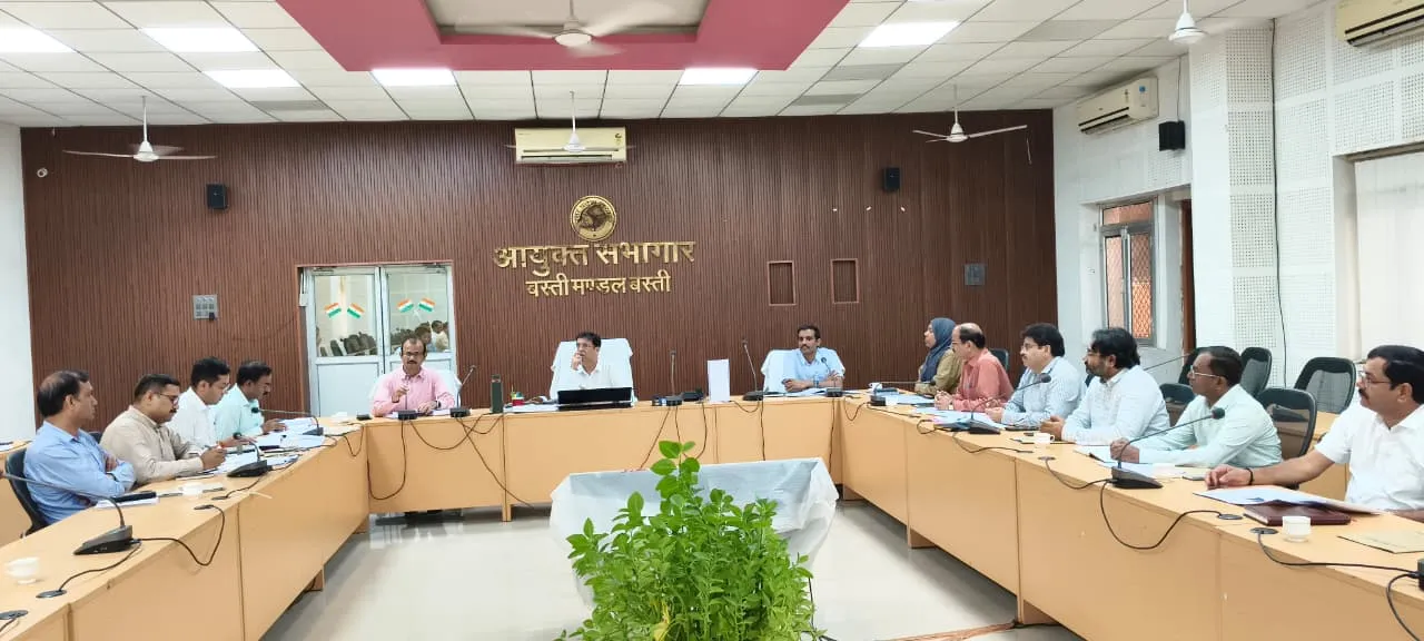 मण्डलायुक्त ने कर-करेत्तर एवं राजस्व कार्यों की समीक्षा बैठक में दिए आवश्यक निर्देश 