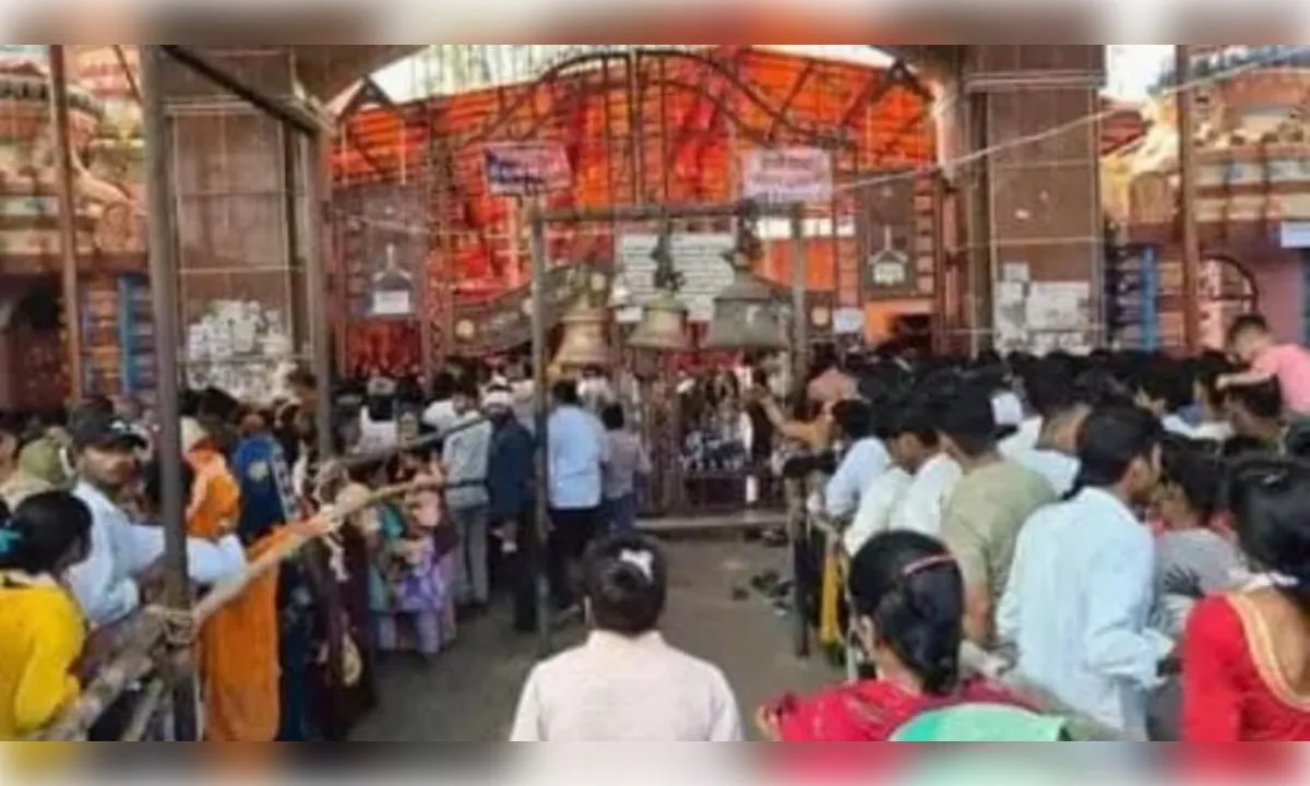 फर्रुखाबाद: नीब करौरी धाम में बुढ़वा मंगल पर उमड़ी भारी भीड़