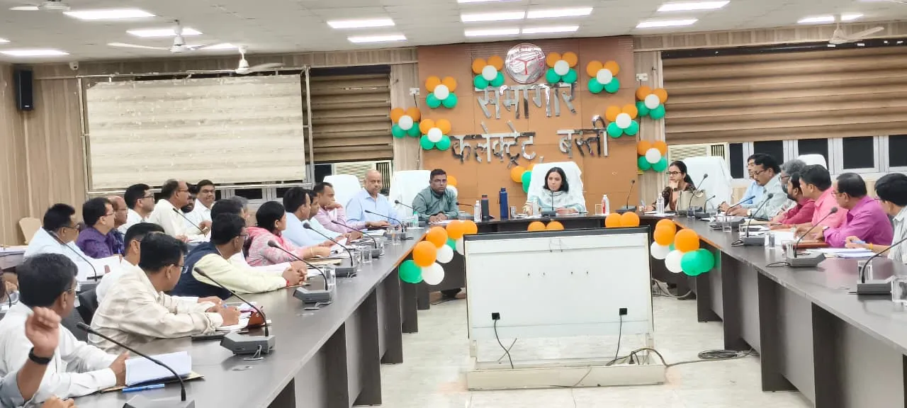 अधिकारी शिकायकर्ता से फीडबैक लेते हुए करायें प्रकरण का निस्तारण - डीएम 