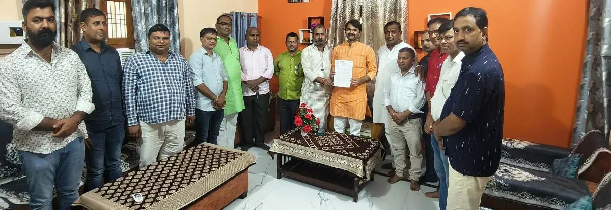 शिक्षक संघ ने भाजपा जिलाध्यक्ष विवेकानन्द को सौंपा ज्ञापन, कार्रवाई की मांग