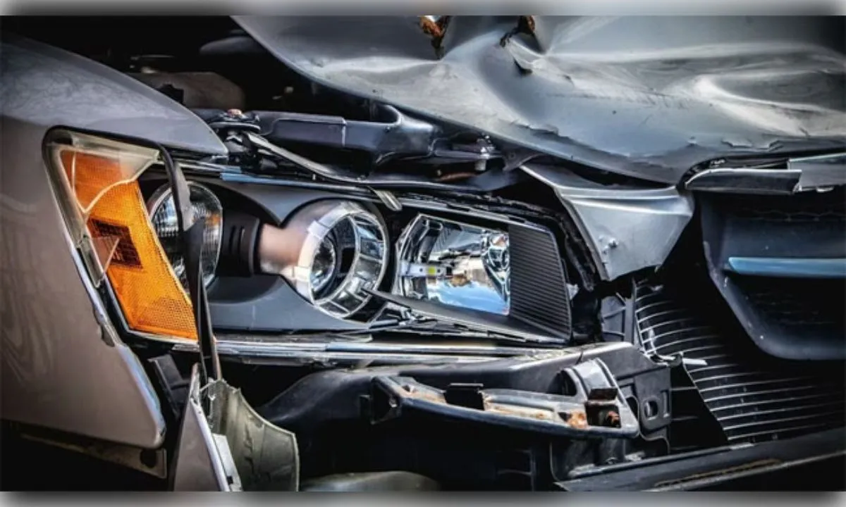 मुंबई: कोस्टल रोड पर पलटी BMW, हादसे में तीन की मौत