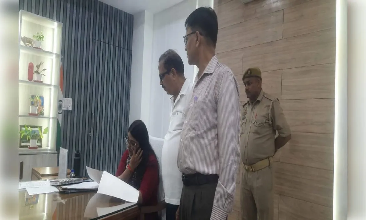 एसडी ग्लोबल स्कूल पर अतिरिक्त शुल्क की जांच की मांग