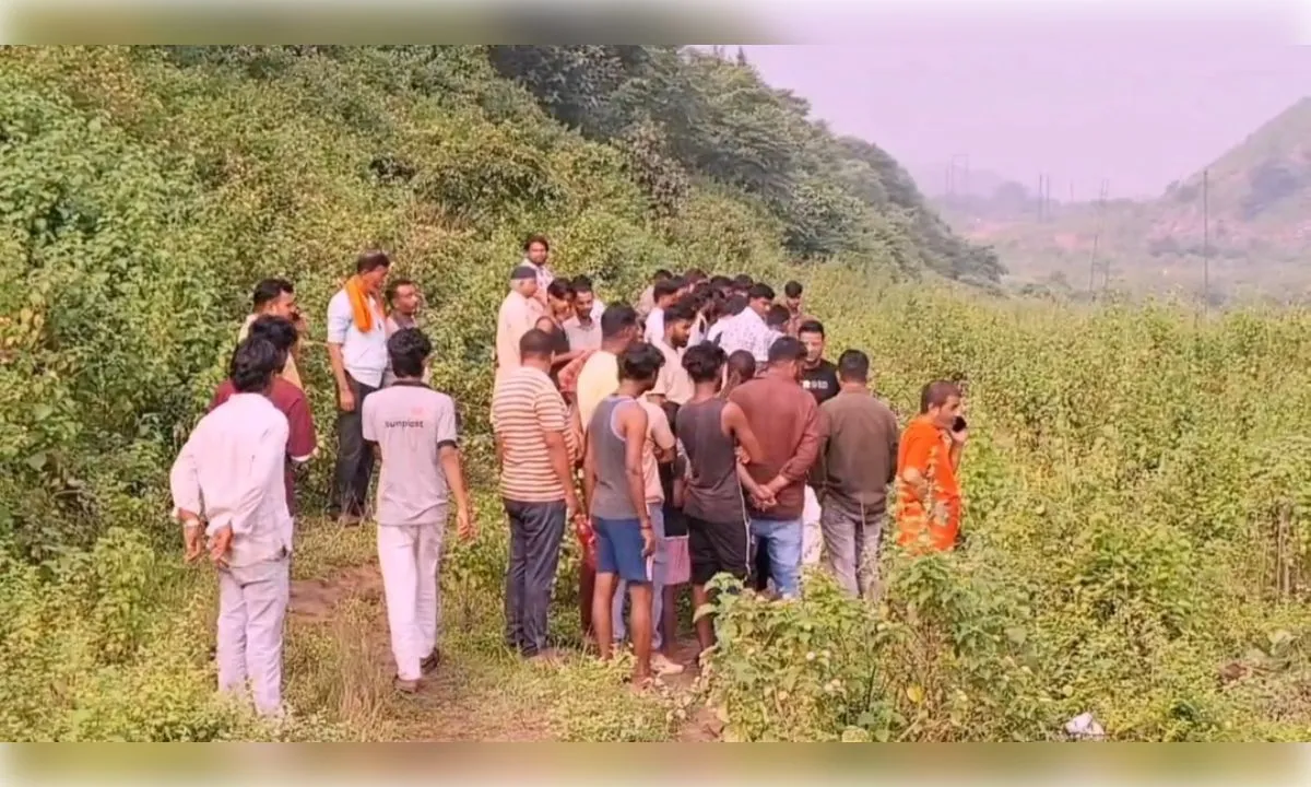 झाड़ियों में मिला युवक का शव, इलाके में फैली सनसनी 