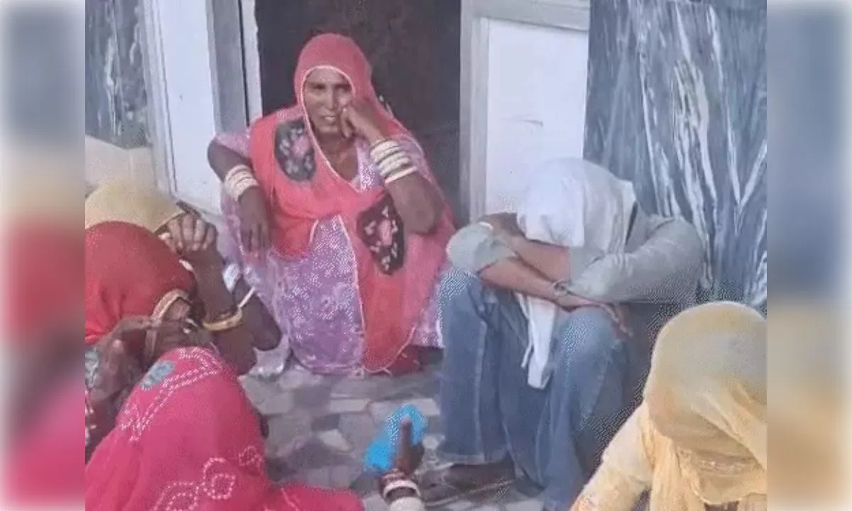 बेटे को पेड़ के नीचे बैठाकर महिला ने ट्रेन के आगे दी जान