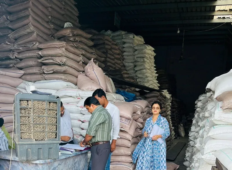 इंदौर में चॉकलेट फैक्ट्री से 375 क्विंटल शक्कर जब्त