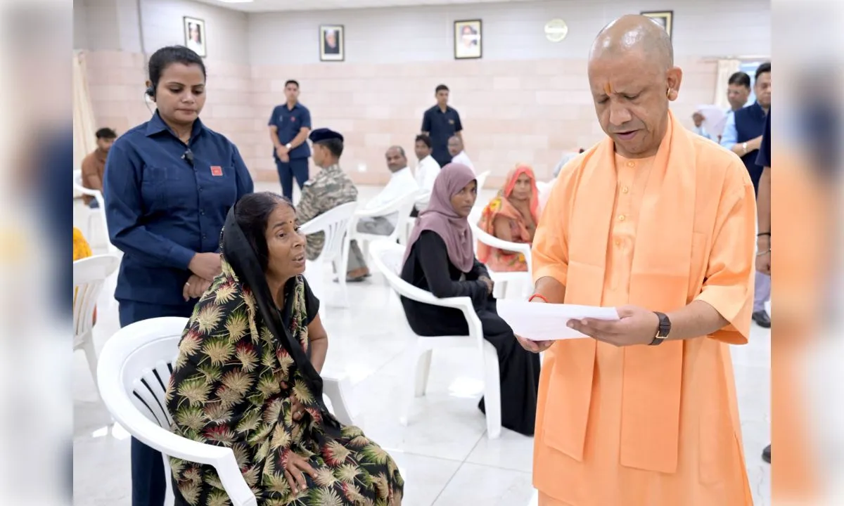 छोटी घटनाएं बड़ी न बनें, डीएम-एसपी रखें नजर: मुख्यमंत्री योगी