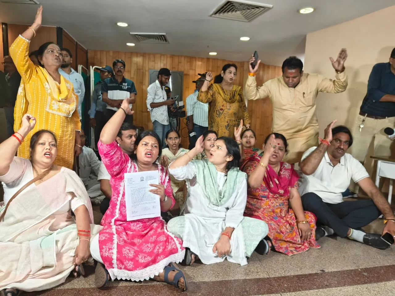 चुनाव के विरोध में AAP पार्षदों का प्रदर्शन