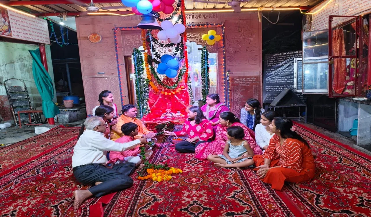 बारिश में भी कृष्ण भक्ति में डूबा गुलमोहर एनक्लेव