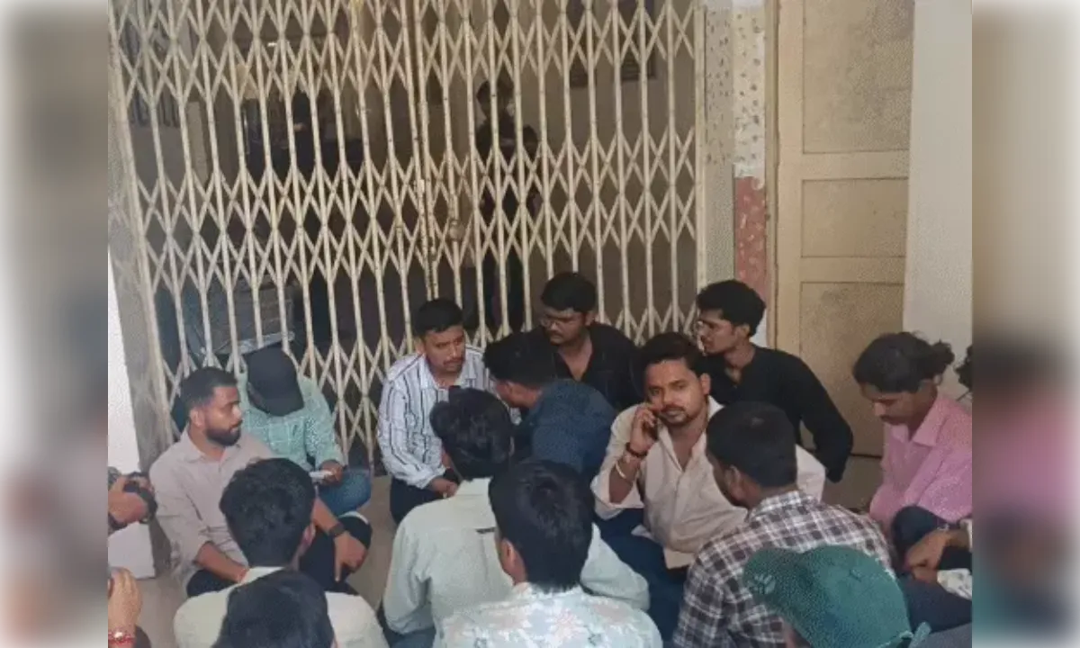 लखनऊ यूनिवर्सिटी में हॉस्टल फीस बढ़ाने पर छात्रों का धरना