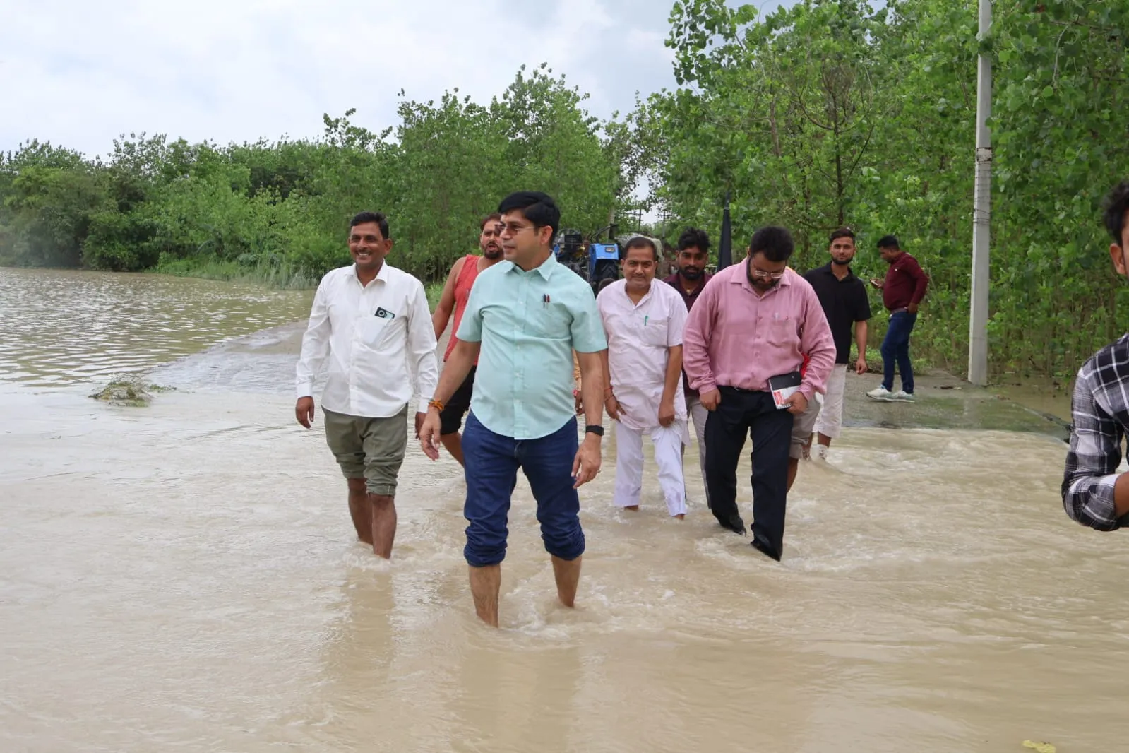 मुरादाबाद में बाढ़ प्रभावित गांवों का डीएम ने किया निरीक्षण