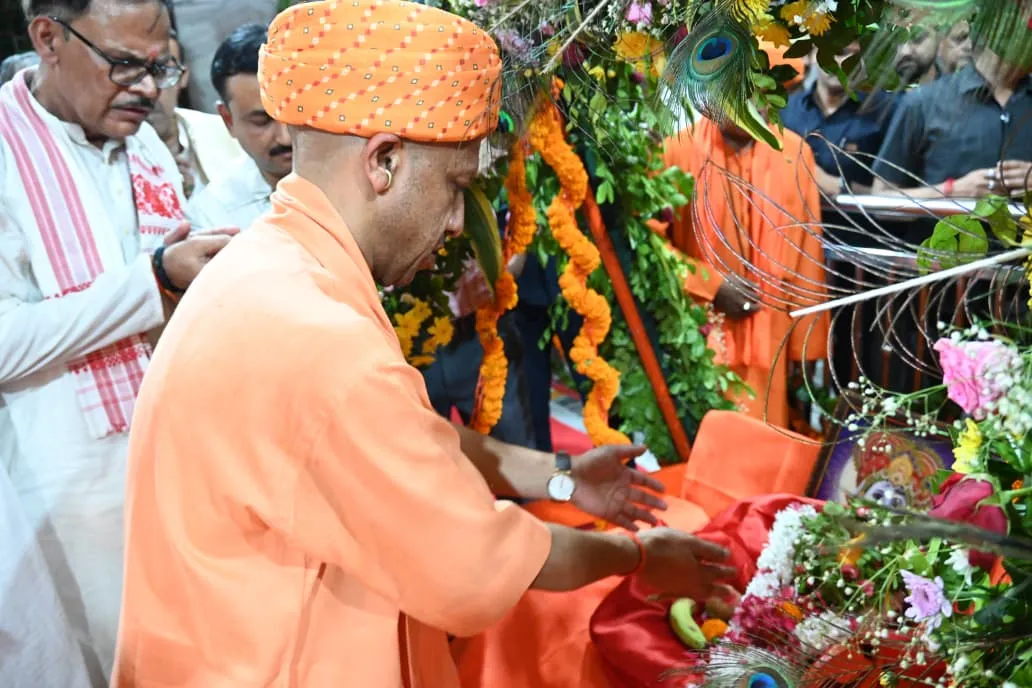 गोरक्षपीठ में सीएम योगी ने मनाया श्रीकृष्ण जन्मोत्सव