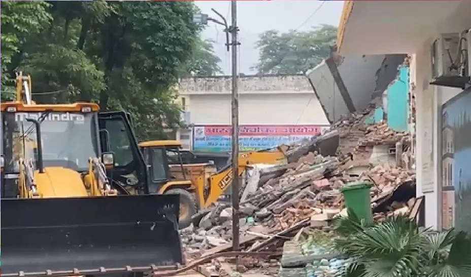सहारनपुर कलेक्ट्रेट में मस्जिद पर ध्वस्तीकरण की कार्रवाई से तनाव 