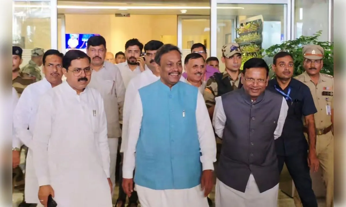 भाजपा प्रभारी विनोद तावड़े लखनऊ पहुंचे