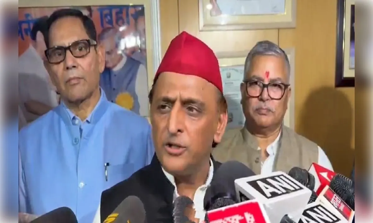 शिक्षक ही भविष्य के निर्माता, सत्ता में आए तो बंद स्कूल खोलेंगे: अखिलेश