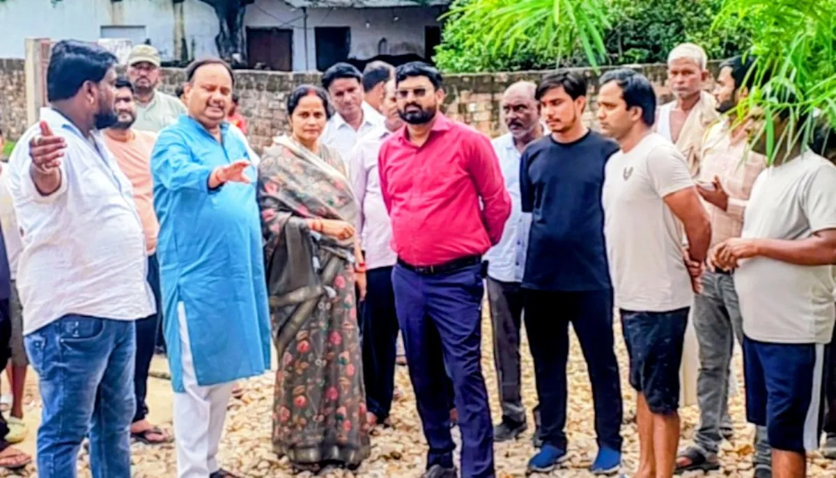मिश्रौलिया में शुरू हुआ सड़क निर्माणः नगरपालिका अध्यक्ष नेहा वर्मा ने किया निरीक्षण