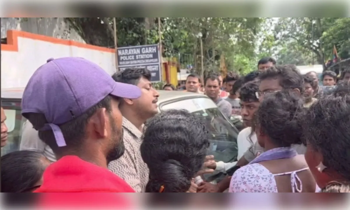 दसवीं की छात्रा की असामान्य मौत, जांच की मांग पर प्रदर्शन