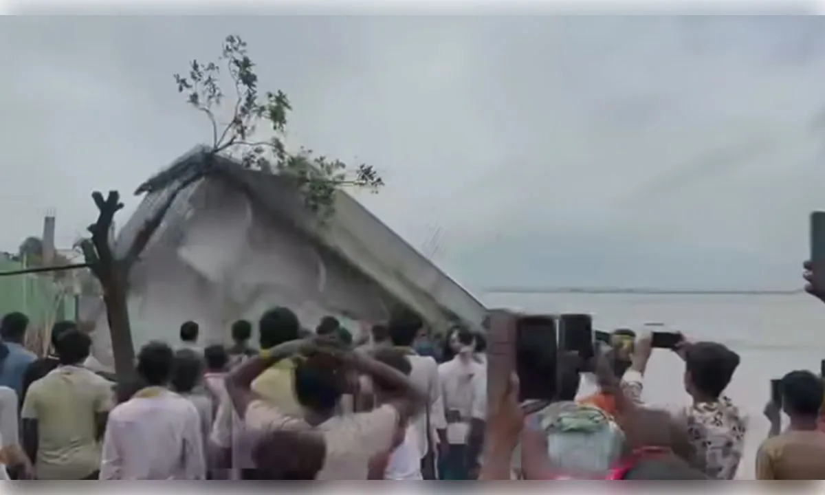 गंगा नदी के तेज बहाव ने लील लिया सदियों पुराना दुर्गा मंदिर