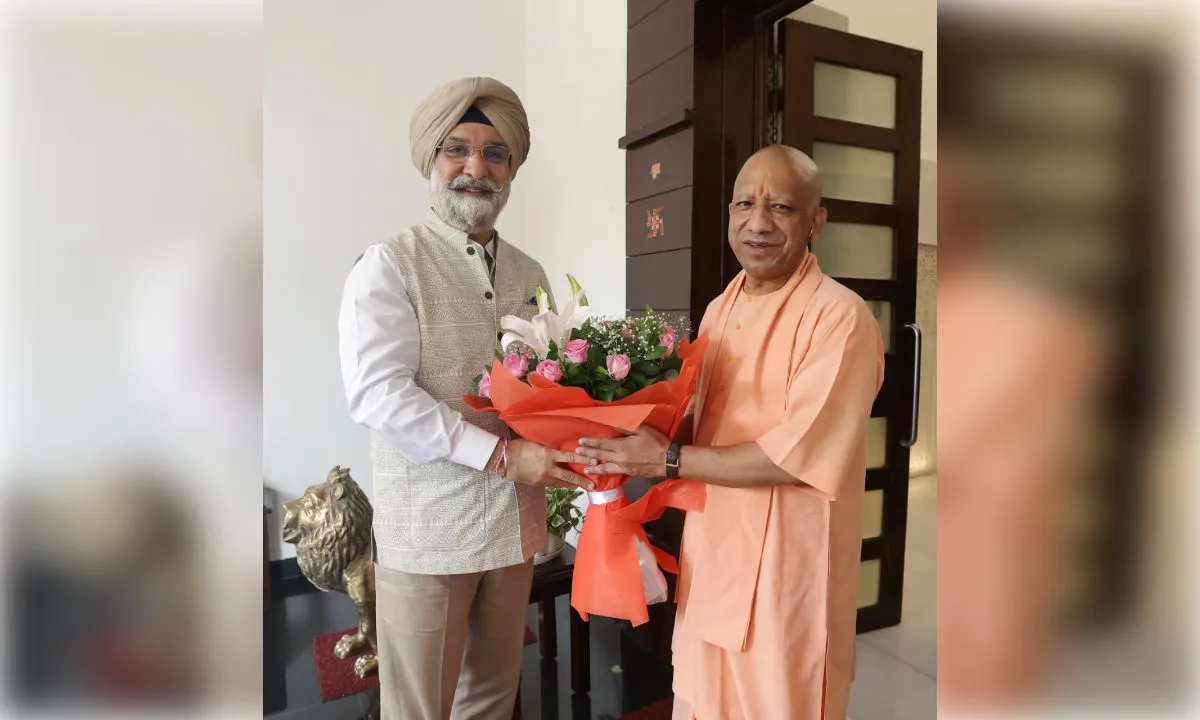 दिल्ली के उपराज्यपाल ने सीएम योगी से की शिष्टाचार भेंट