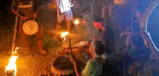 मशाल और ढोल बजाकर फसल की रखवाली कर रहे किसान