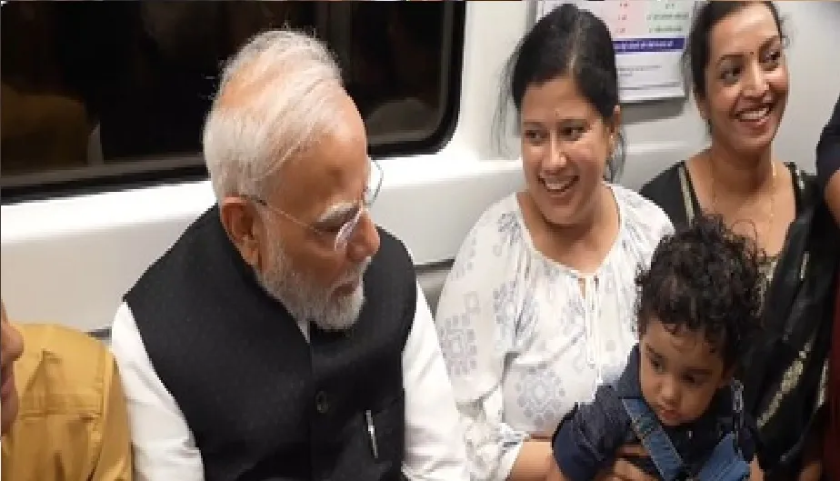 मेट्रो में पीएम मोदी का ‘मेट्रो मोमेंट्स’, बच्चों से की खास बातचीत