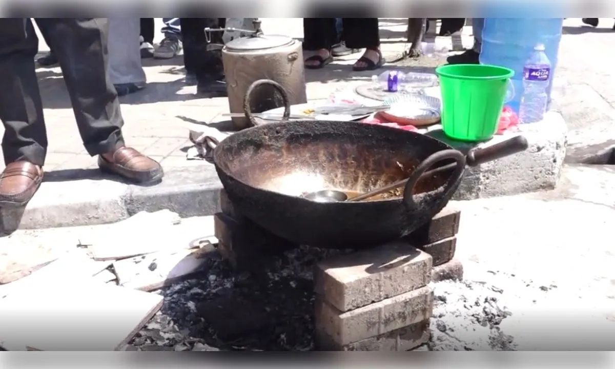 काठमांडू में गैस क्राइसिस..छात्रों ने बीच सड़क पर पकाया खाना