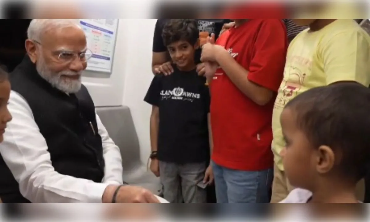 आम यात्री बनकर दिल्ली मेट्रो में पीएम मोदी ने किया सफर, बच्चों से की बात