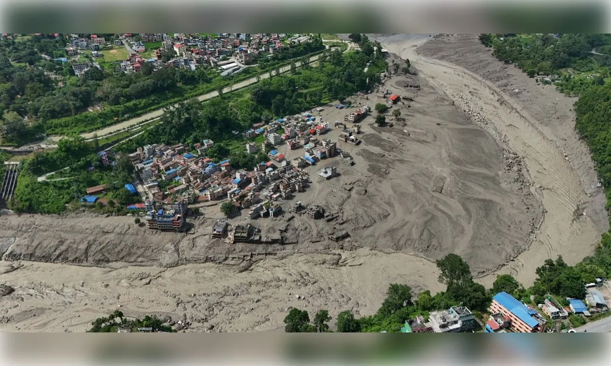 नेपाल में भोटेकोशी बाढ़ पीड़ितों के लिए अस्थायी घरों की तैयारी