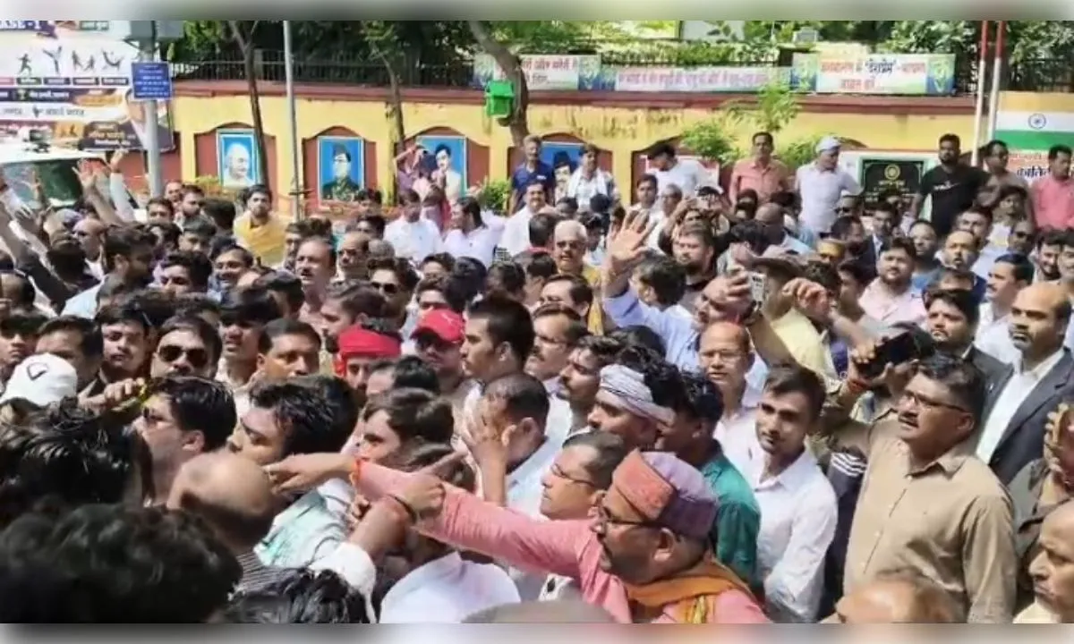 बांदा में सवर्ण समाज का शक्ति प्रदर्शन, जुलूस निकाल कलेक्ट्रेट में सौंपा ज्ञापन