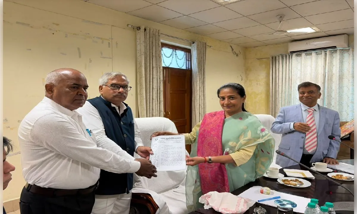 अंबेडकरनगर में अधिवक्ताओं की समस्याओं को लेकर बार एसोसिएशन ने सौंपा ज्ञापन