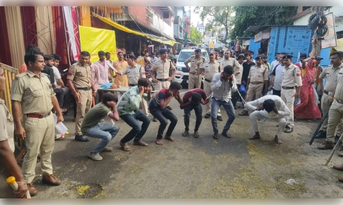 पुलिसकर्मी से मारपीट करने के मामले में छह गिरफ्तार, निकाला जुलूस