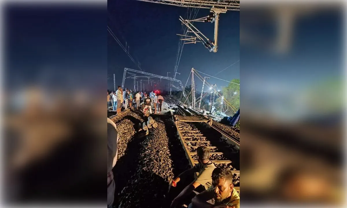 न्यू फरक्का में रेल लाइन के नीचे मिट्टी धंसी, कई ट्रेनें रद्द