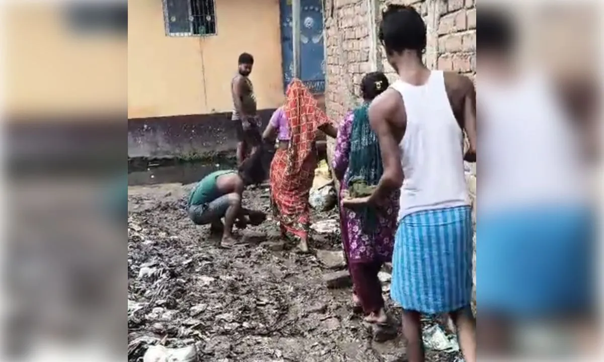 भागलपुर में विकास बदहाल, जर्जर सड़क खुद बनाने को मजबूर ग्रामीण