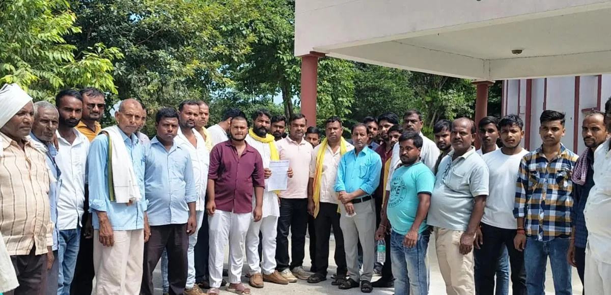 जर्जर सड़कों को लेकर सुभासपा का हल्लाबोल, प्रमोद चौधरी ने एसडीएम को सौंपा ज्ञापन