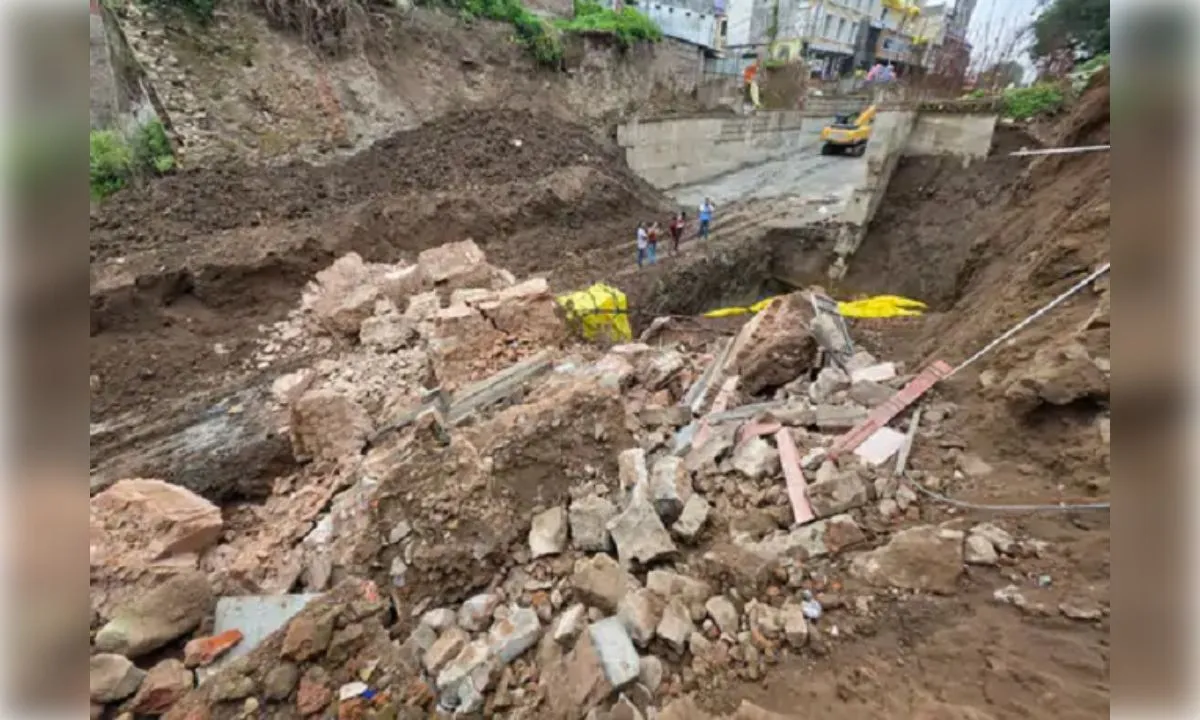 उज्जैन में 14वीं सदी का महाकाल द्वार गिरा, जीर्णोद्धार का चल रहा था काम