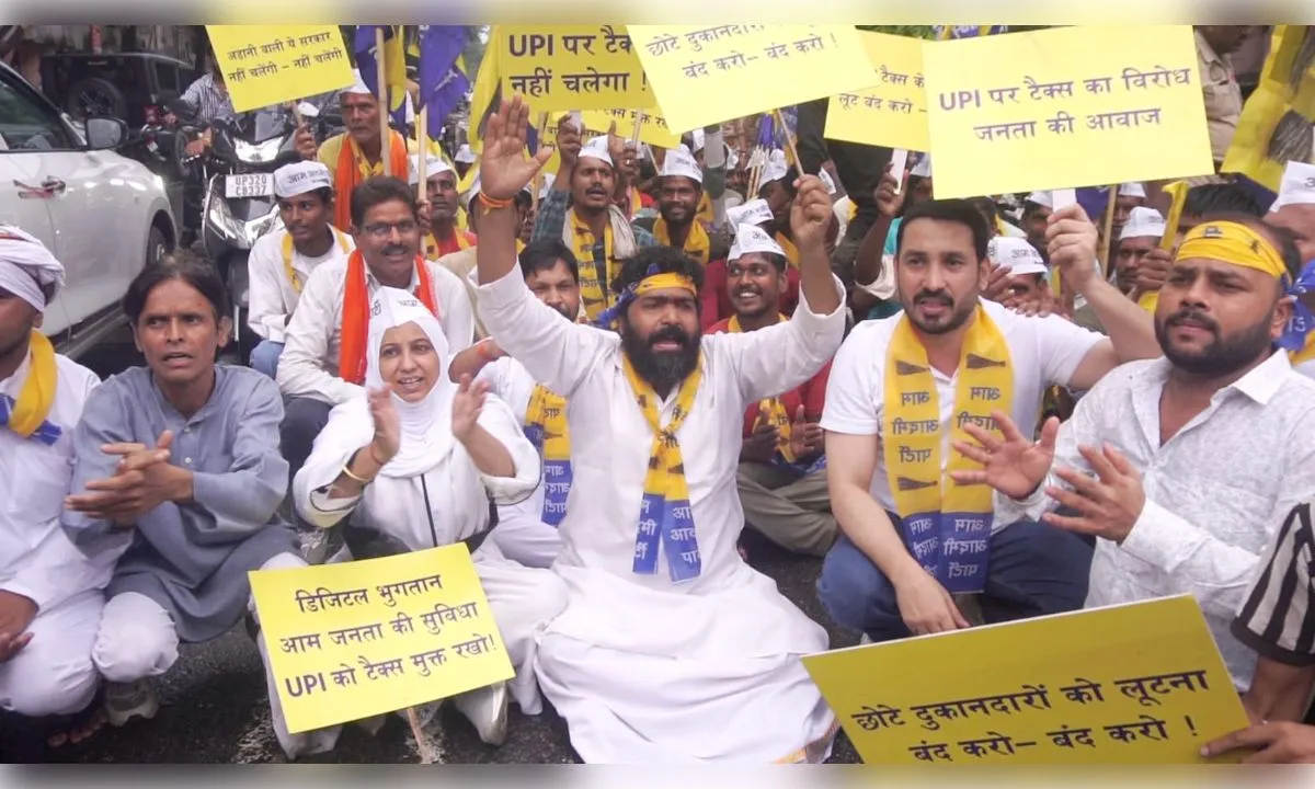 यूपीआई पर टैक्स के विरोध में स्वास्थ्य भवन चौराहे पर हल्ला बोल