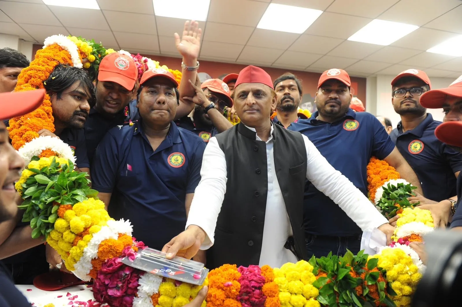 अखिलेश यादव ने सपा छात्र सभा की नई यूनिफॉर्म लॉन्च की