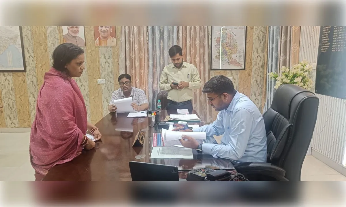 एक व्यक्ति, दो नाम और दो पिता, डीएम से शिकायत, सुनकर चौकिये नहीं 