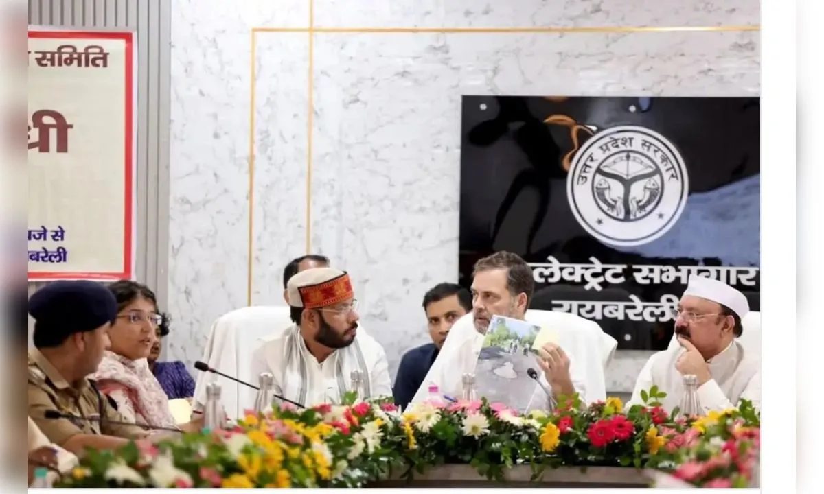 राहुल ने जर्जर सड़कों की फोटो दिखाकर उठाए सवाल