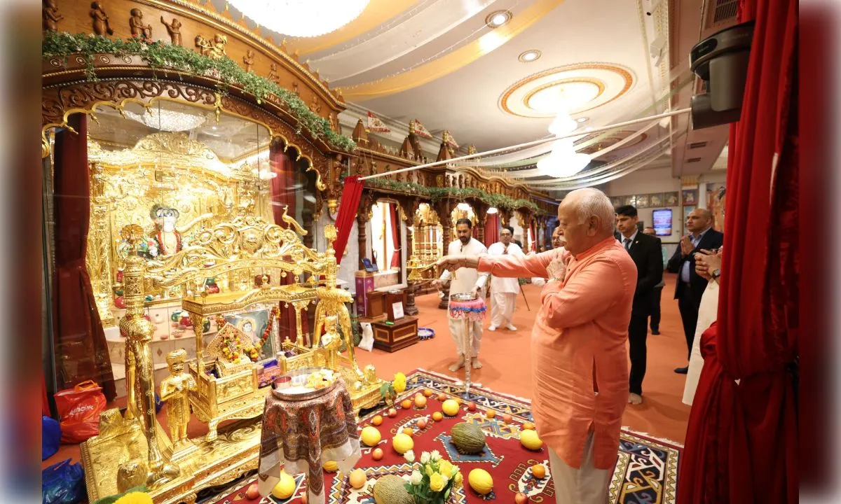 संघ प्रमुख भागवत ने लंदन के स्वामीनारायण मंदिर में की पूजा-अर्चना
