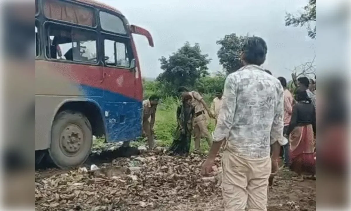 तेज रफ्तार बस ने स्कूटी सवार परिवार को कुचला, पिता-पुत्र की मौत