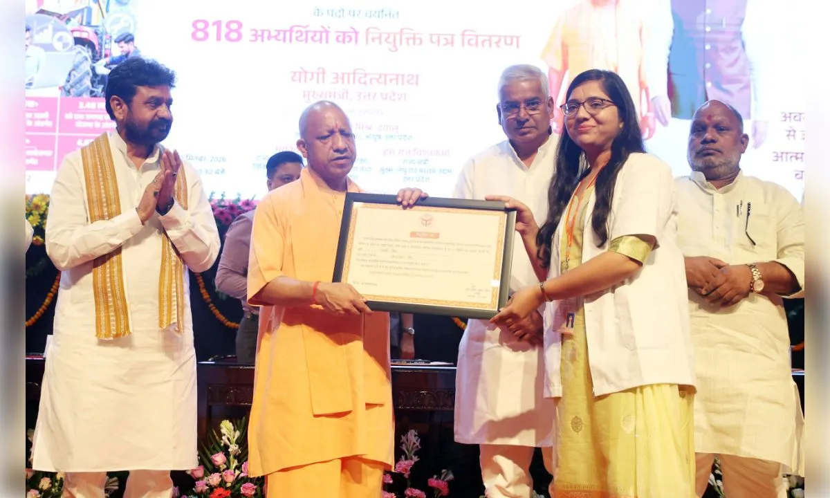 यूपी में एक लाख नौकरियों का शुभारंभ, सीएम योगी ने दिया नियुक्ति पत्र