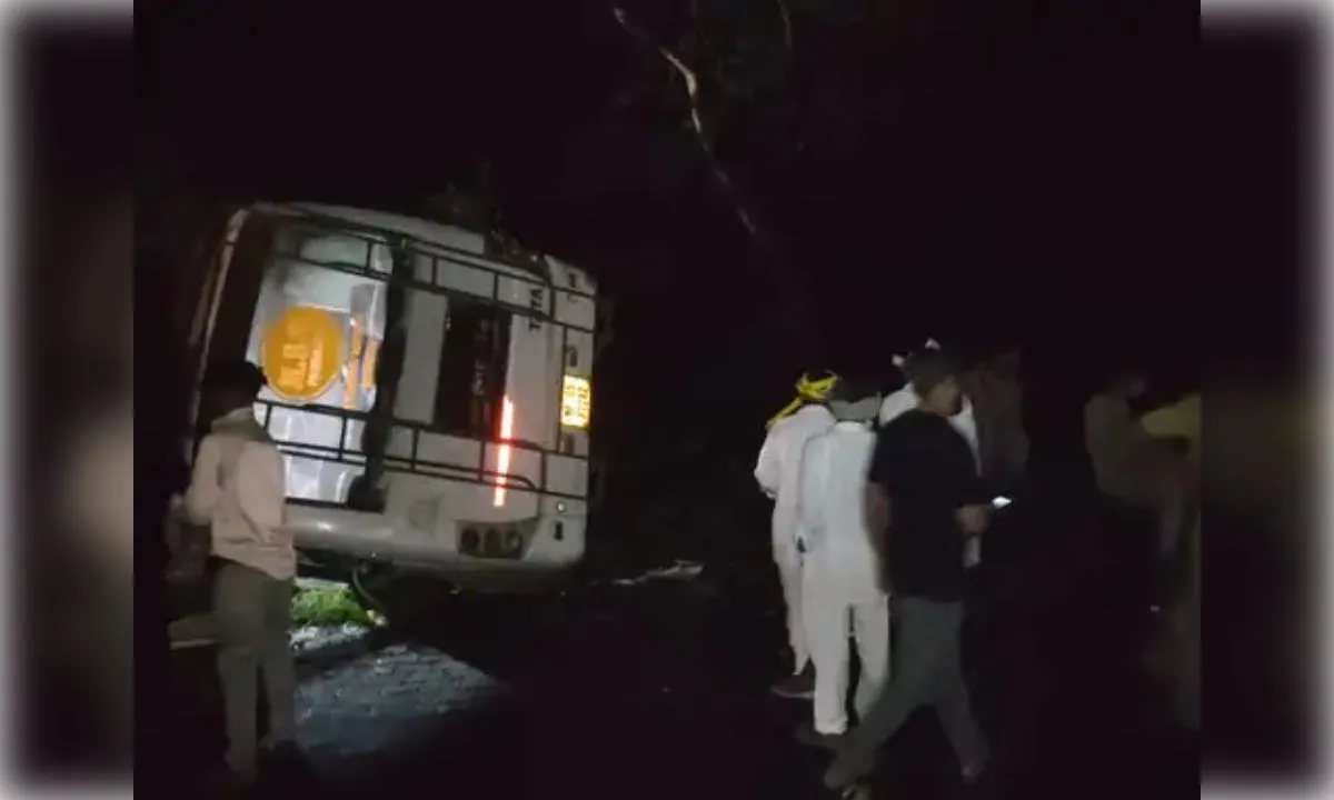 नर्मदापुरम में बस-कार की टक्कर, 30 यात्री घायल, 15 रेफर