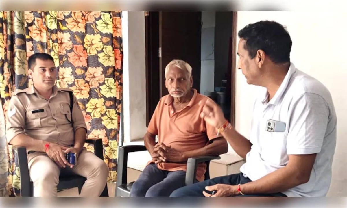 विदेश में बच्चे, अकेले बुजुर्ग; दरवाजे पर पुलिस पहुंची तो भावुक हो उठे