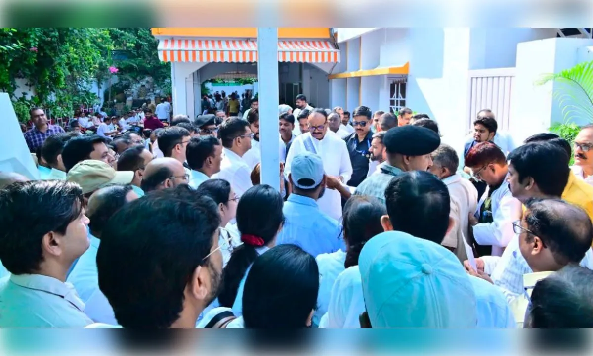 अंतिम पंक्ति में खड़े व्यक्ति के चेहरे पर मुस्कान लाना ही जनसेवा: पाठक